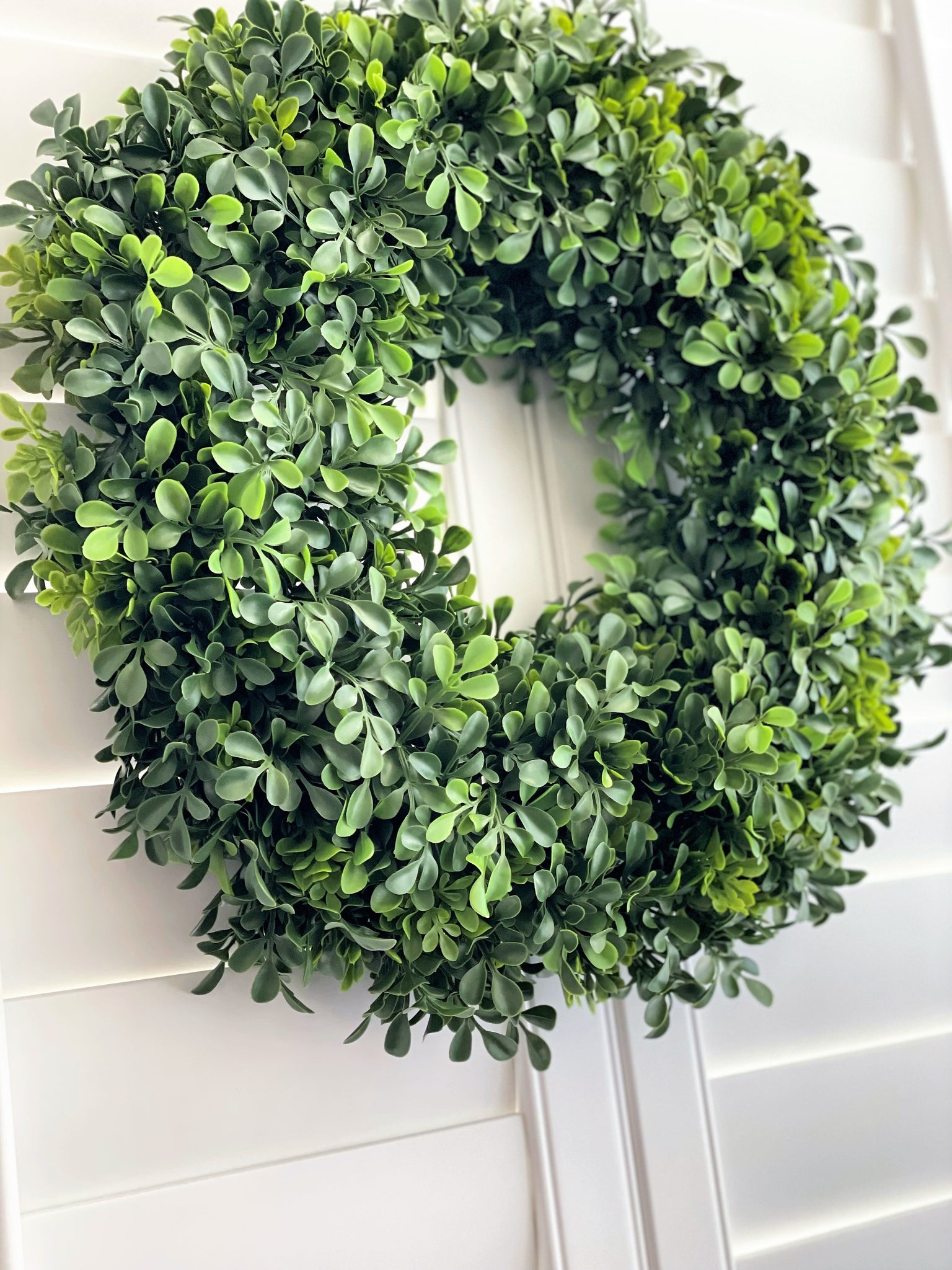 Realistic Artificial Indoor-Outdoor Green Wreath for Front Door 18 Inc –  Naturallyhomeaccents